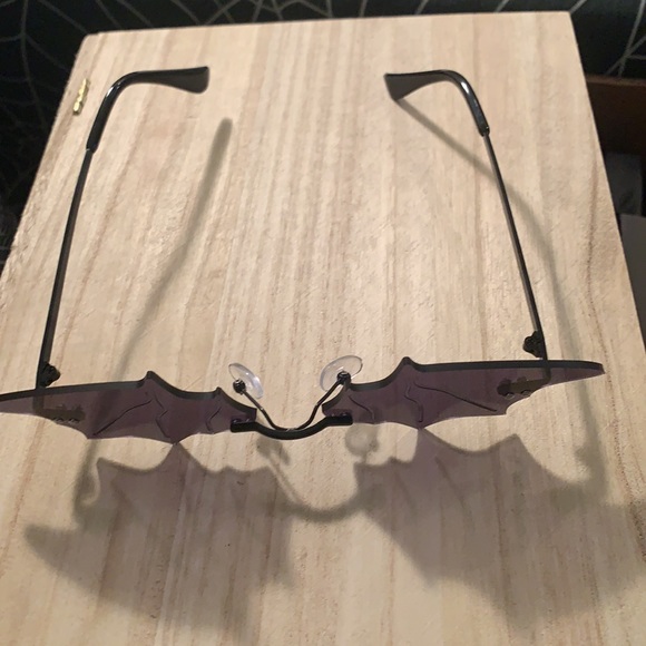 Bat wing goth sunglasses - Picture 4 of 5